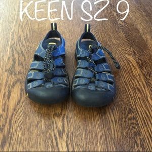 KEEN Boys Water Shoe Like NEW! SZ 9